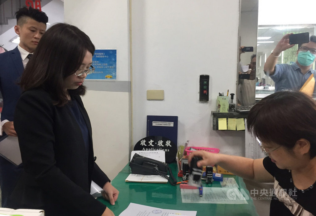 高雄市長韓國瑜夫人李佳芬委任律師23日上午前往雲林地檢署遞狀控告年代主播張雅琴、蘋果日報社長陳裕鑫及不實報導的記者涉妨害名譽等罪。中央社記者黃國芳攝 108年9月23日