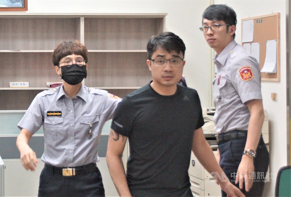 高雄直播主之亂,高雄地方法院23日認為涉恐嚇罪的直播主鄭又仁(中)無羈押必要,裁定以新台幣35萬元交保,且每週二、五須至派出所報到。中央社記者程啟峰高雄攝 108年9月23日