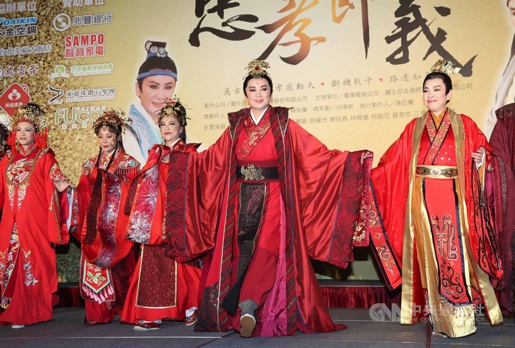 楊麗花歌仔戲24日在台視晚間播出新戲「忠孝節義」,23日在台北舉行記者會,主演陳亞蘭(右2)、葉麗娜(右3)等出席宣傳新戲。中央社記者張皓安攝 108年9月23日
