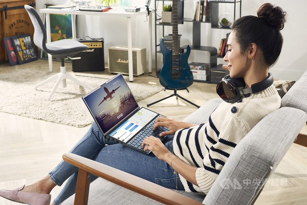 電腦品牌廠華碩23日宣布,雙螢幕筆電ASUS ZenBook Duo預計10月3日在台開賣,內建第二螢幕ScreenPad Plus,使用者可將應用程式從主螢幕延伸或釘選至ScreenPad Plus,同步處理影音、繪圖作業。(華碩提供)中央社記者吳家豪傳真 108年9月23日