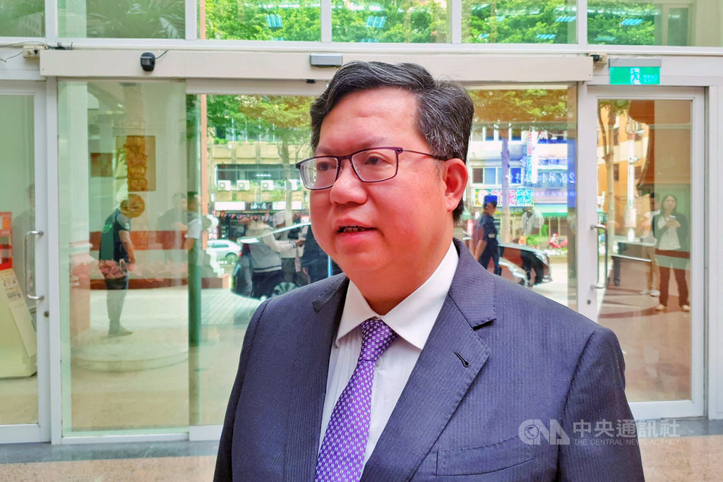 桃園市長鄭文燦23日受訪表示,市議會議事慣例是上午9時至12時、下午2時到5時,不過有時也會視實際需要延長,基本上市府尊重議會自治,由議會的合議決來決定開會時間。中央社記者吳睿騏桃園攝 108年9月23日