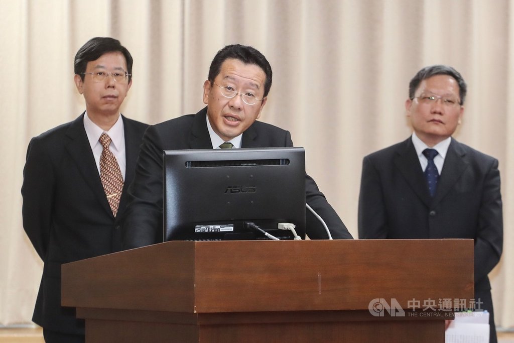 立法院財委會23日邀請財政部、國安局、交通部及金管會等相關部會首長專案報告私菸案;針對私菸案以預付款方式支付鉅額刷卡,金管會主委顧立雄(中)表示,經查玉山銀行均符合相關規定。圖右為財政部長蘇建榮,左為調查局長呂文忠。中央社記者裴禛攝 108年9月23日