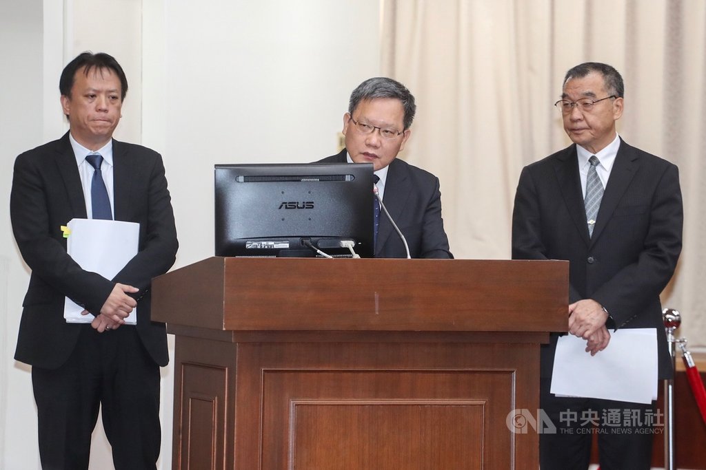 針對私菸案後續調查,時代力量立委黃國昌23日再提出多點質疑,包括總統專機上購買免稅菸品,至今仍有138條買主不明。財政部長蘇建榮(中)回應,將循刷卡紀錄追查,於本週完成調查。左為總統府副秘書長施克和,右為國安局長邱國正。中央社記者裴禛攝 108年9月23日