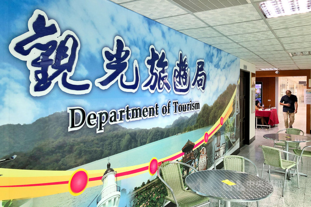 桃園市政府觀光旅遊局表示,市府並無直接發送住宿及任何消費抵用券,民眾需依規定至參與擴大秋冬補助的旅宿業辦理住宿,並由業者於住宿現場抵扣房價新台幣1000元,同時發放夜市抵用卷200元。中央社記者吳睿騏桃園攝 108年9月23日