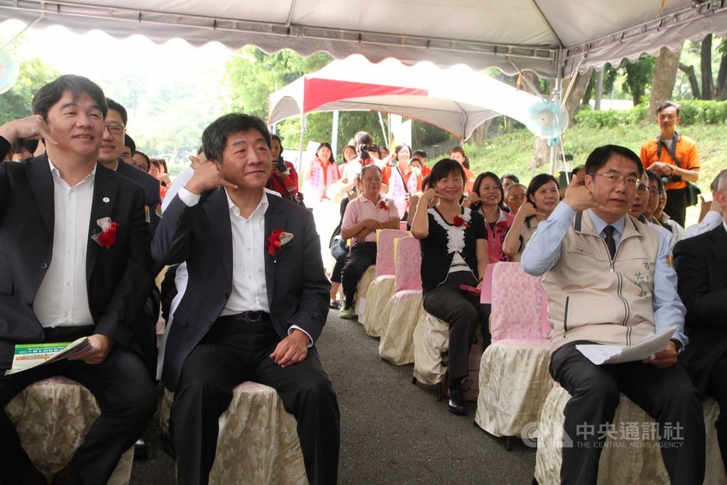 衛福部長陳時中(前左2)與台南市長黃偉哲(前右)等人23日出席嘉南療養院日間照顧中心揭牌儀式時,以打電話手勢宣傳1966長照服務專線;陳時中表示,長照2.0政策已經準備了足夠的菜,但需要透過宣傳,讓更多有需要的人能獲得適當資源。中央社記者楊思瑞攝 108年9月23日