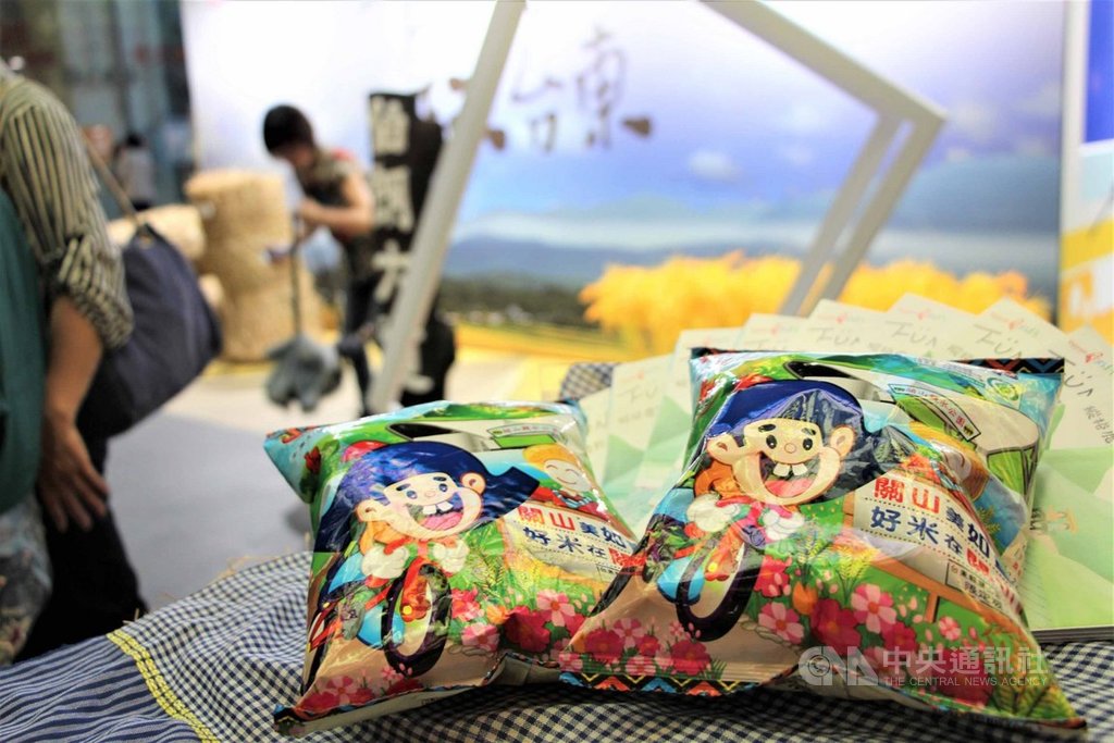 台東縣政府交通及觀光發展處首次將伯朗大道稻海美景移至高雄美麗島捷運站,建造好拍又吸睛打卡裝置藝術,並舉辦限時打卡分享送關山米乖乖活動,活動自23日起至10月2日,歡迎民眾拍照打卡。(台東縣政府提供)中央社記者李先鳳傳真 108年9月23日