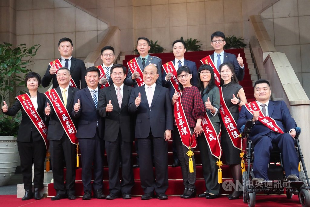 行政院長蘇貞昌(前中)23日下午在行政院接見第57屆10大傑出青年當選人並合影留念。前左4為教育部長潘文忠。中央社記者吳家昇攝 108年9月23日