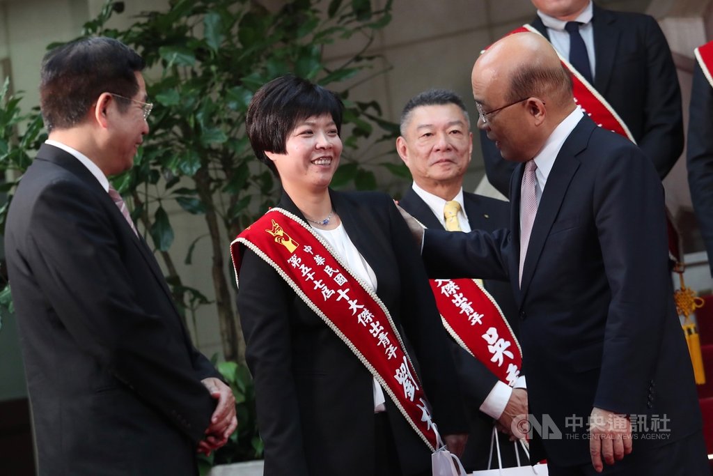 行政院長蘇貞昌(前右)23日下午接見國際青年商會中華民國總會「第57屆十大傑出青年當選人」,今年十大傑出青年也包括首位獲得中華民國棒球協會認證的女性裁判劉柏君(前中)。中央社記者吳家昇攝 108年9月23日