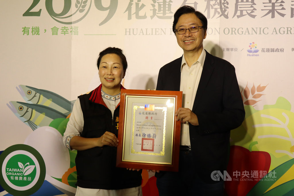 花蓮縣政府主辦第一屆「2019年花蓮有機農業論壇」23日在花蓮美侖大飯店舉行,前行政院長張善政(右)獲縣長徐榛蔚(左)頒發農業顧問聘書。中央社記者李先鳳攝 108年9月23日