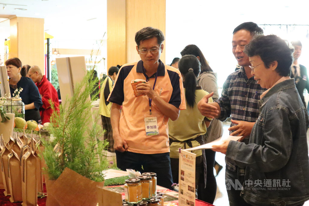 花蓮縣政府主辦第一屆「2019年花蓮有機農業論壇」23日在花蓮美侖大飯店舉行,許多有機農產品業者出席參與,並在會場旁交流。中央社記者李先鳳攝 108年9月23日