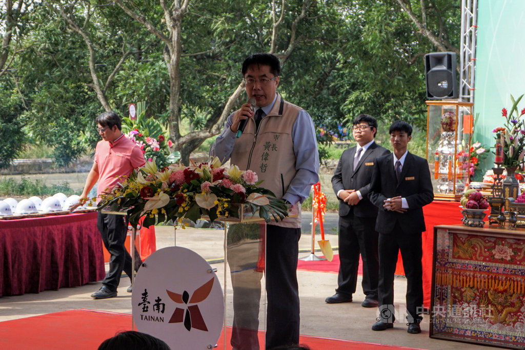 台南市政府辦理南175線自台20線起至新的新化果菜市場段道路拓寬,23日由市長黃偉哲(前)主持動土典禮。(台南市政府提供)中央社記者楊思瑞台南傳真 108年9月23日