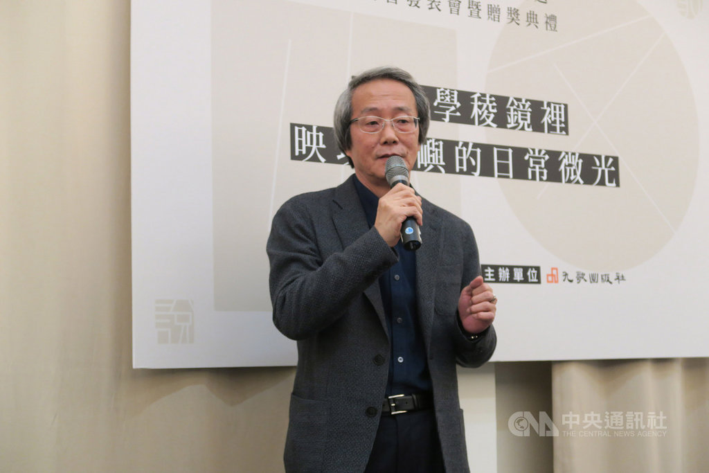 作家王定國的最新作品「神來的時候」出版,他受訪時談到寫作初心,「我寫小說不以完成故事而滿足」,而是希望讀者陪同他的文字慢慢陷入。圖為王定國出席九歌107年度文選新書發表會暨贈獎典禮。中央社記者陳政偉攝 108年9月23日