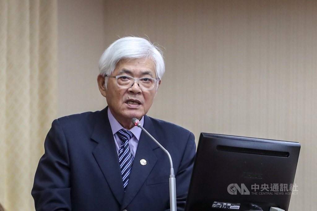 中選會主委李進勇23日在立法院表示,依法投票時不可穿著有候選人標誌的服裝,不論是姓名、號碼、識別圖案或政黨標誌,都不能穿到投開票所,「單純的國旗裝」並不在禁止範圍之內,但不能有一些引導投票、誘導式的標誌。中央社記者裴禛攝 108年9月23日
