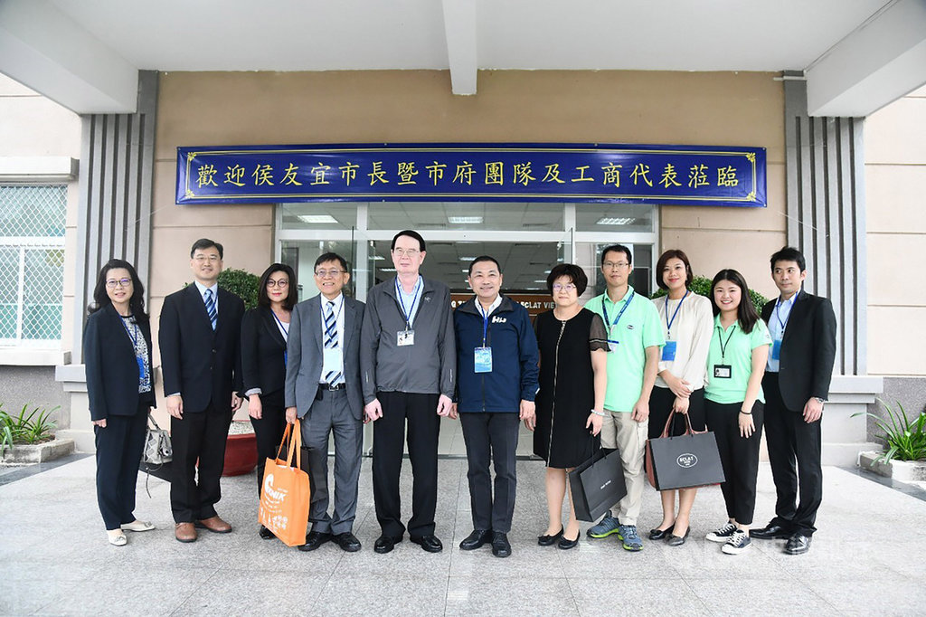 侯友宜一行與儒鴻企業董事長洪鎮海在仁澤成衣廠合影。(新北市政府新聞局提供)中央社河內傳真 108年9月23日