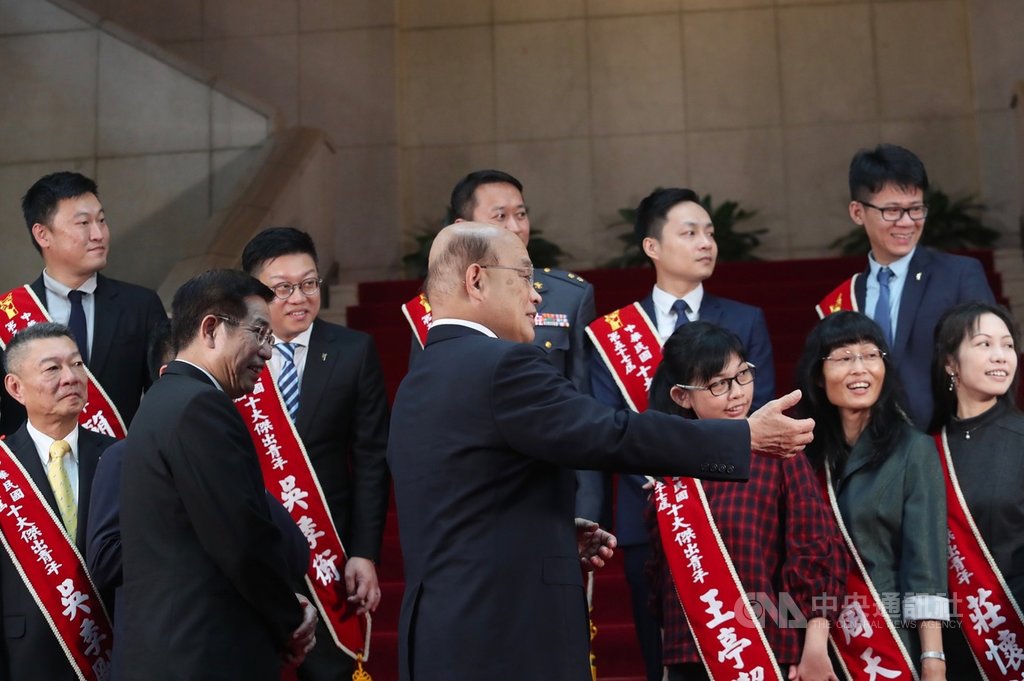 國際青年商會中華民國總會「第57屆十大傑出青年」日前公布獲獎名單,行政院長蘇貞昌(中)23日在行政院接見當選人,並和他們交流意見。中央社記者吳家昇攝 108年9月23日