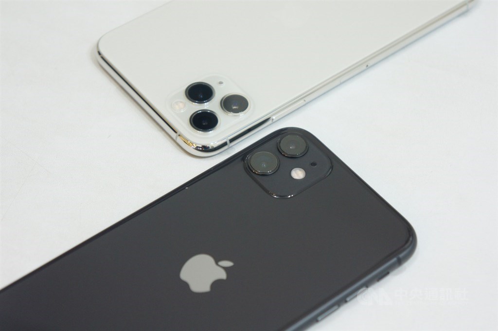 iPhone 11系列新機20日開賣,圖為搭載雙鏡頭的黑色iPhone 11、配備3鏡頭的銀色iPhone 11 Pro Max。中央社記者吳家豪攝 108年9月20日