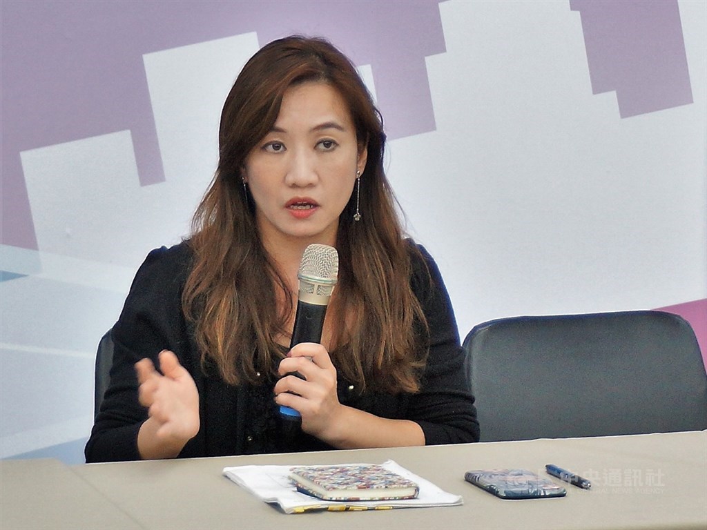 高雄市長韓國瑜23日否認「挖石油」一事被打臉,高市府新聞局長王淺秋(圖)回應,韓「從沒說過高雄市政府要採石油、從來不是市府政見」。(中央社檔案照片)