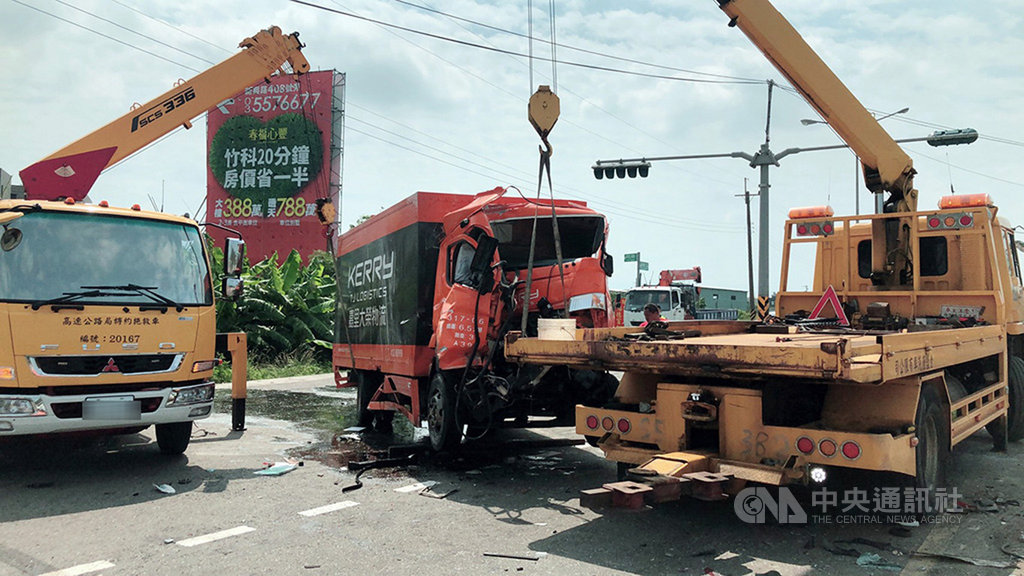 新竹縣西濱公路鳳鼻隧道口23日發生3車追撞事故,造成1死2傷,貨車因撞擊力道大,車體嚴重變形。(警方提供)中央社記者郭宣彣傳真 108年9月23日