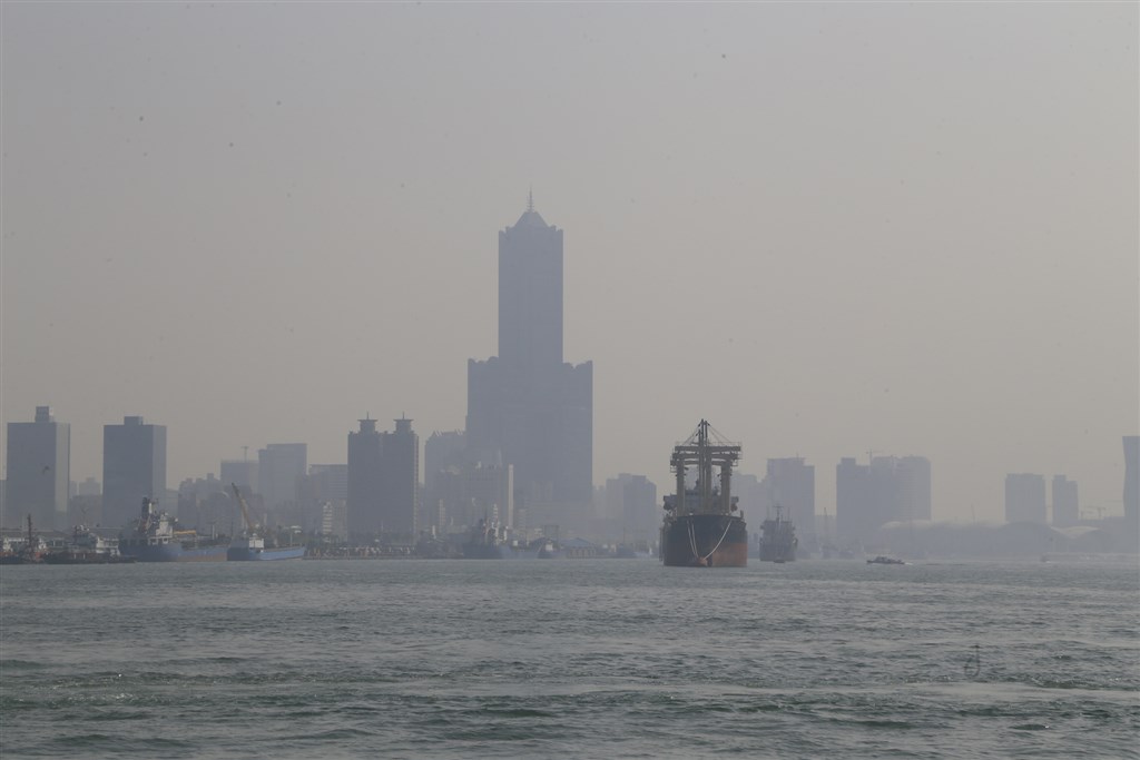 環保署空氣品質監測網顯示,23日上午8時許,高雄市有7個測站顯示對敏感族群不健康的橘色提醒。(中央社檔案照片)