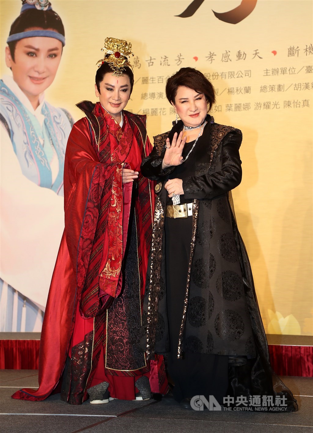 楊麗花電視歌仔戲睽違16年回歸,與台視合作推出新劇「忠孝節義」,23日在台北舉行首映會,總導演楊麗花(右)、製作人陳亞蘭(左)都出席,攜手為戲宣傳造勢。中央社記者張皓安攝 108年9月23日