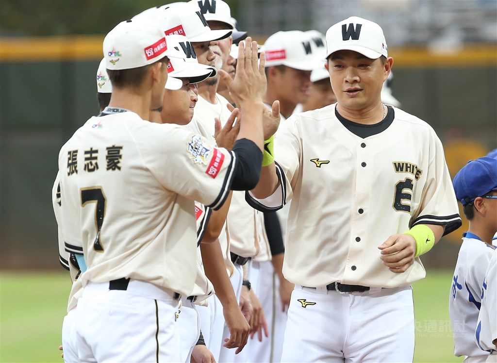 彭政閔(右)2018年7月7日最後一次明星賽亮相,賽前進場時彭政閔與隊友擊掌致意。(中央社檔案照片)