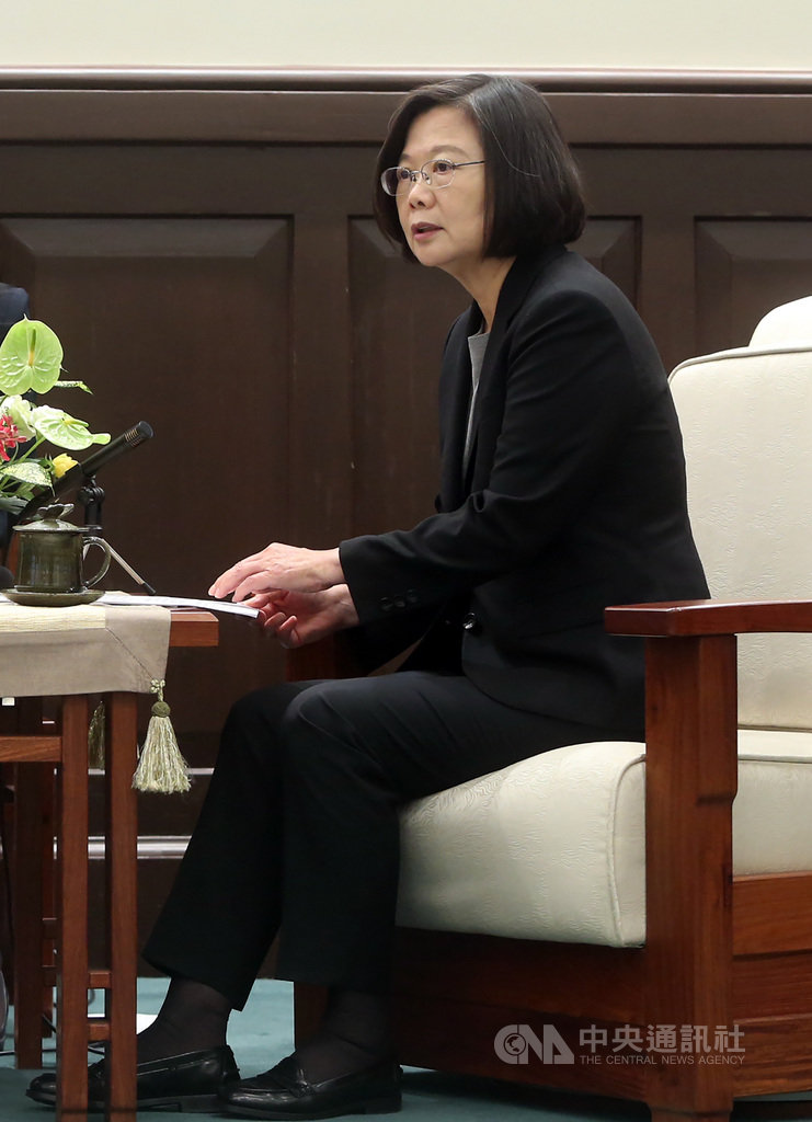 總統蔡英文(圖)23日在總統府接見法國國民議會友台小組主席塞沙里尼(Jean-Francois Cesarini)訪問團時表示,中國接連利用斷台灣邦交國的方式,希望台灣屈服,但台灣絕對不會低頭,會持續努力走向世界。中央社記者鄭傑文攝 108年9月23日