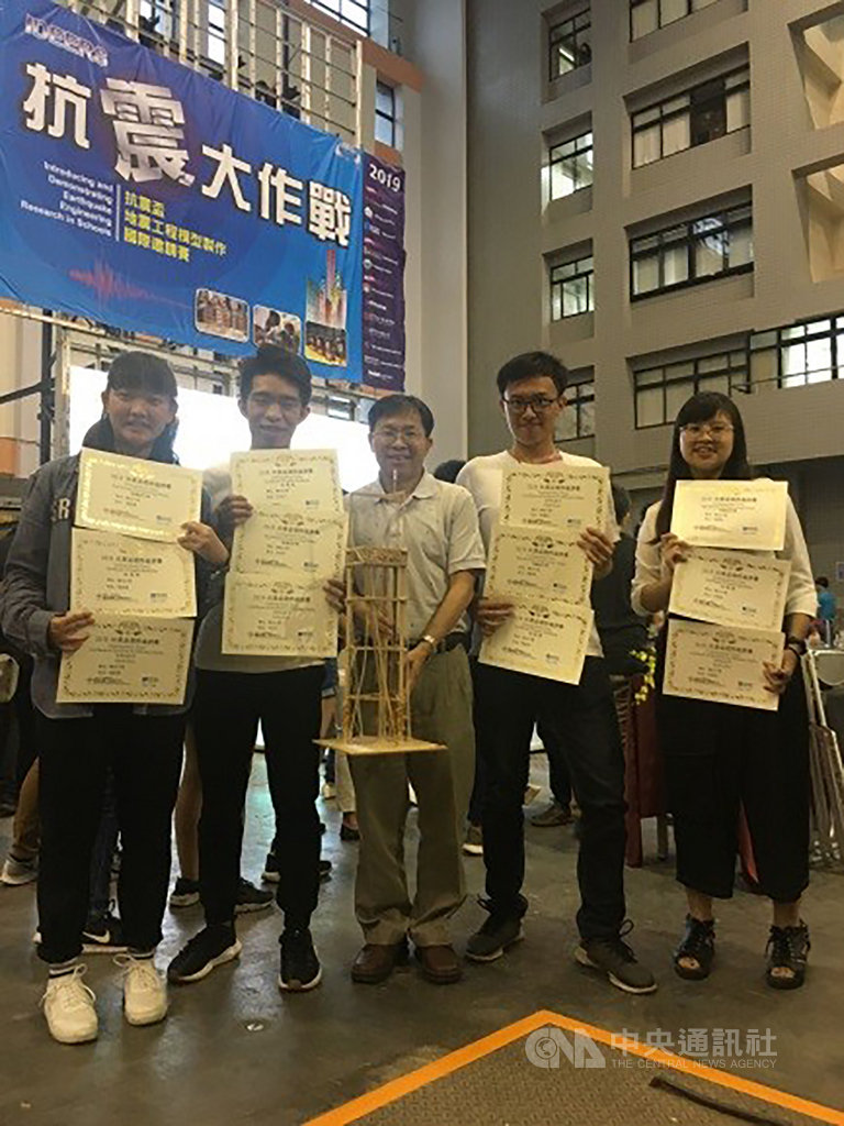 國立聯合大學23日表示,建築系學生張家澤(左)、方兆玄(左2)、吳瑞玲(右)、陳建安(右2)由指導老師梁漢溪(中)帶領,參加2019地震工程模型製作國際競賽,一舉囊括耐震、結構設計及效率比佳作3獎項。(國立聯合大學提供)中央社記者管瑞平傳真 108年9月23日