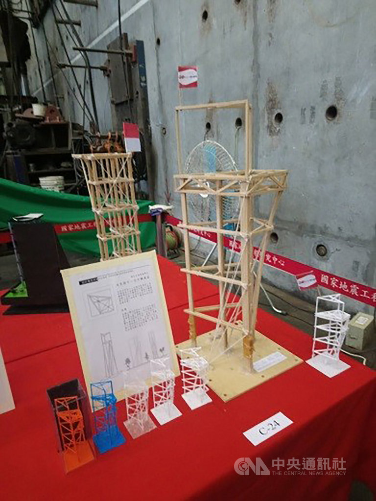國家地震工程研究中心舉辦「2019抗震盃-地震工程模型製作國際競賽」,國立聯合大學建築系師生一舉囊括耐震、結構設計及效率比佳作3獎項,不僅通過相當於7級強震測試,也兼顧創意。(國立聯合大學提供)中央社記者管瑞平傳真 108年9月23日