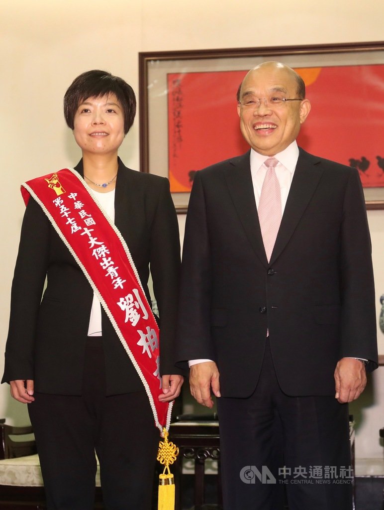 行政院長蘇貞昌(右)23日下午接見國際青年商會中華民國總會「第57屆十大傑出青年當選人」,與十大傑出青年當選人劉柏君(左)合影。中央社記者吳家昇攝 108年9月23日