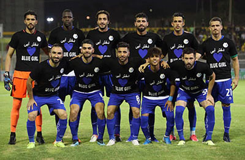 德黑蘭Esteghlal F.C.隊徽身穿寫著BLUE GIRL的隊服,以聲援被稱為「藍色女孩」的女足球迷卡達雅利。(圖取自維基共享資源;版權合理使用)