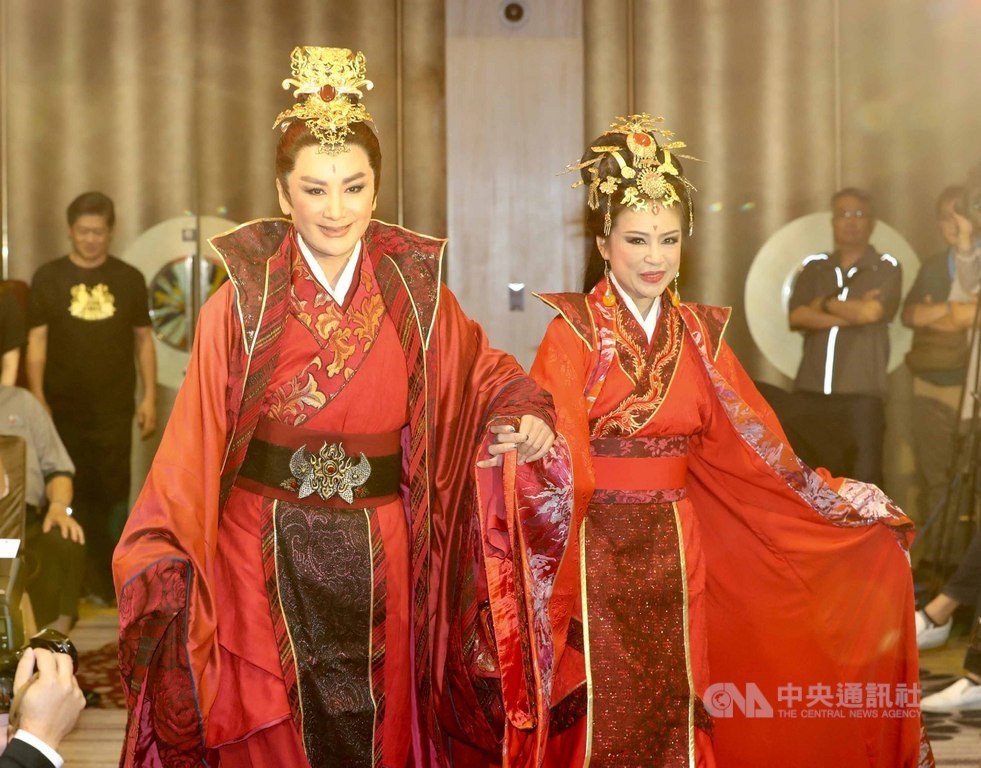 楊麗花歌仔戲24日將在台視晚間播出新戲「忠孝節義」,23日在台北舉行記者會,主演陳亞蘭(左)、葉麗娜(右)出席宣傳新戲。中央社記者張皓安攝 108年9月23日