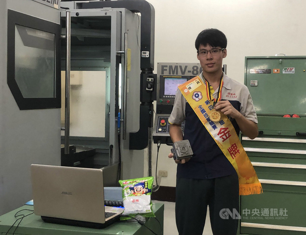 國立屏東高工機械科3年級學生蘇柏豪日前在第49屆全國技能競賽中,從大學生、業界好手中脫穎而出,奪下模具職類金牌。中央社記者郭芷瑄攝 108年9月24日