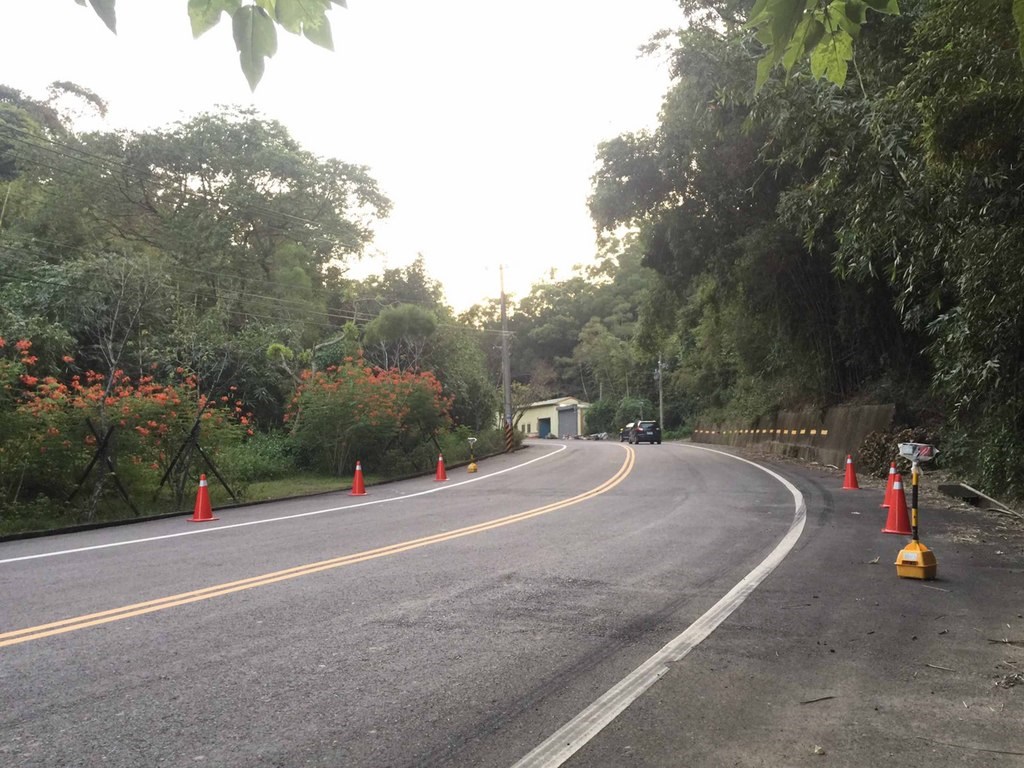 苗栗縣政府24日表示,有民眾在公館鄉北河苗26-2線路段水溝發現2隻小石虎,但未見石虎媽媽蹤影,已先擺放三角錐、爆閃燈,提醒用路人減速慢行,將車速維持在40公里以下。(翻攝照片)中央社記者管瑞平傳真 108年9月24日