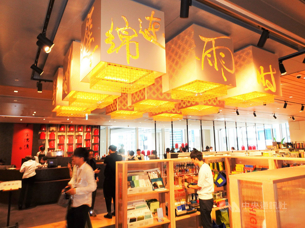 誠品首度踏出華人圈,在日本東京展店,27日開幕。百年糕餅店郭元益、王德傳茶莊等隨誠品到東京,推廣生意也宣傳台灣文化。中央社記者楊明珠東京攝 108年9月24日