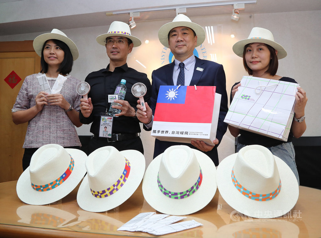 中華民國各界慶祝108年國慶籌備委員會24日下午公布今年國慶大會禮賓袋,慶籌會秘書長陳宗彥(右2)等人共同展示禮賓袋內容物。中央社記者張皓安攝 108年9月24日