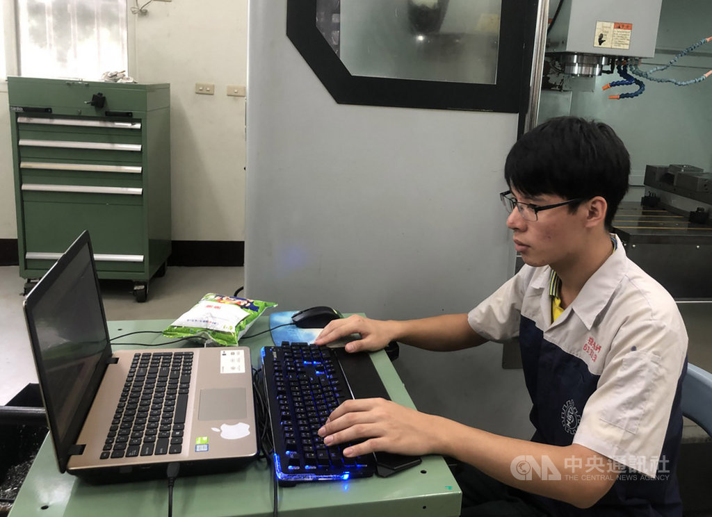 國立屏東高工機械科3年級學生蘇柏豪20日在第49屆全國技能競賽中奪下模具職類金牌,寫下屏工82年來首名在社會組全國技能賽中奪冠紀錄。中央社記者郭芷瑄攝 108年9月24日
