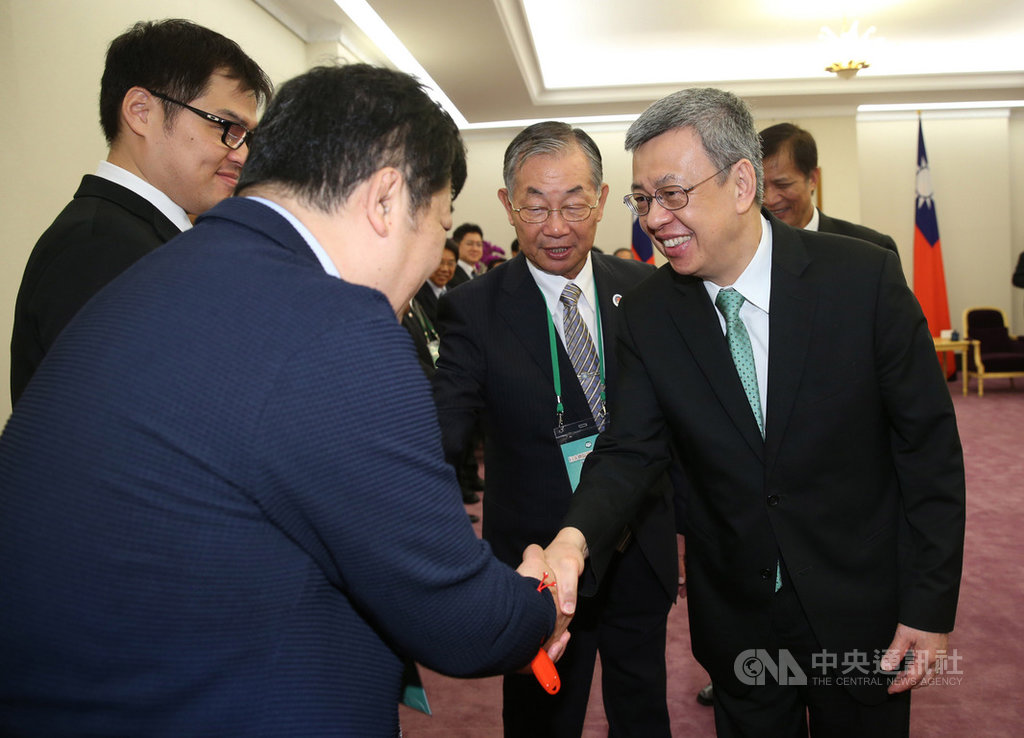 副總統陳建仁(前右)24日接見日本地區醫師專業人士回國訪問團,代表總統蔡英文歡迎他們在百忙之中回台訪問,以實際行動表達對政府的支持。中央社記者鄭傑文攝 108年9月24日