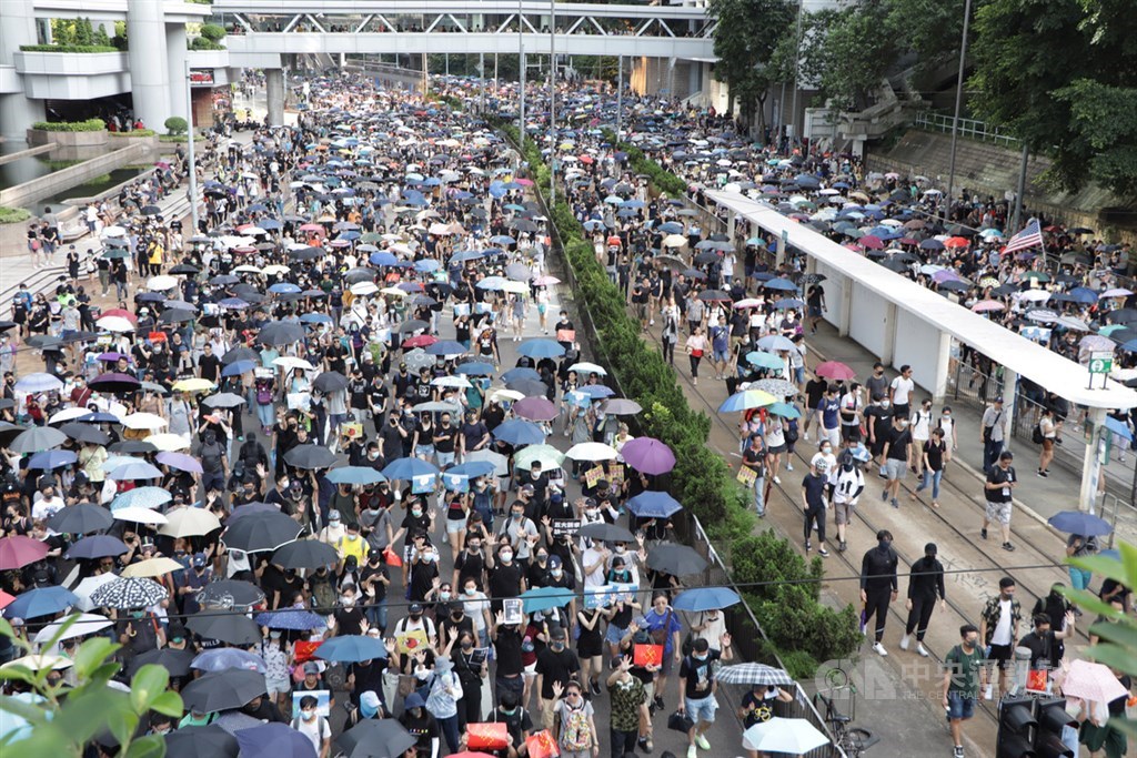 香港反送中運動帶來社會激烈對立,分析認為,相較過去一度盛傳的中央插手與動用體制外力量,北京更寄希望於「香港問題,香港解決」。圖為15日由香港泛民組織民陣發起的遊行。(中央社檔案照片)