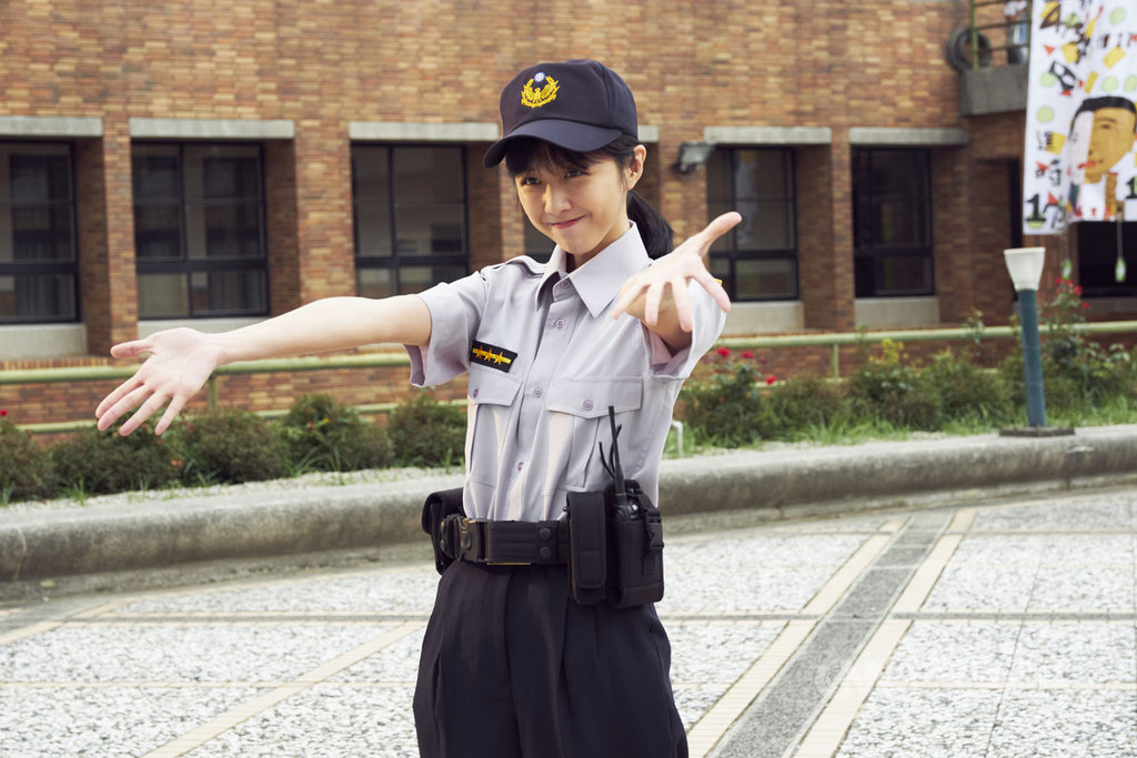 女星邵雨薇在新片「陪你很久很久」中,應導演要求穿上女警制服,對著鏡頭賣萌討抱。(威視電影提供)中央社記者洪健倫傳真 108年9月24日