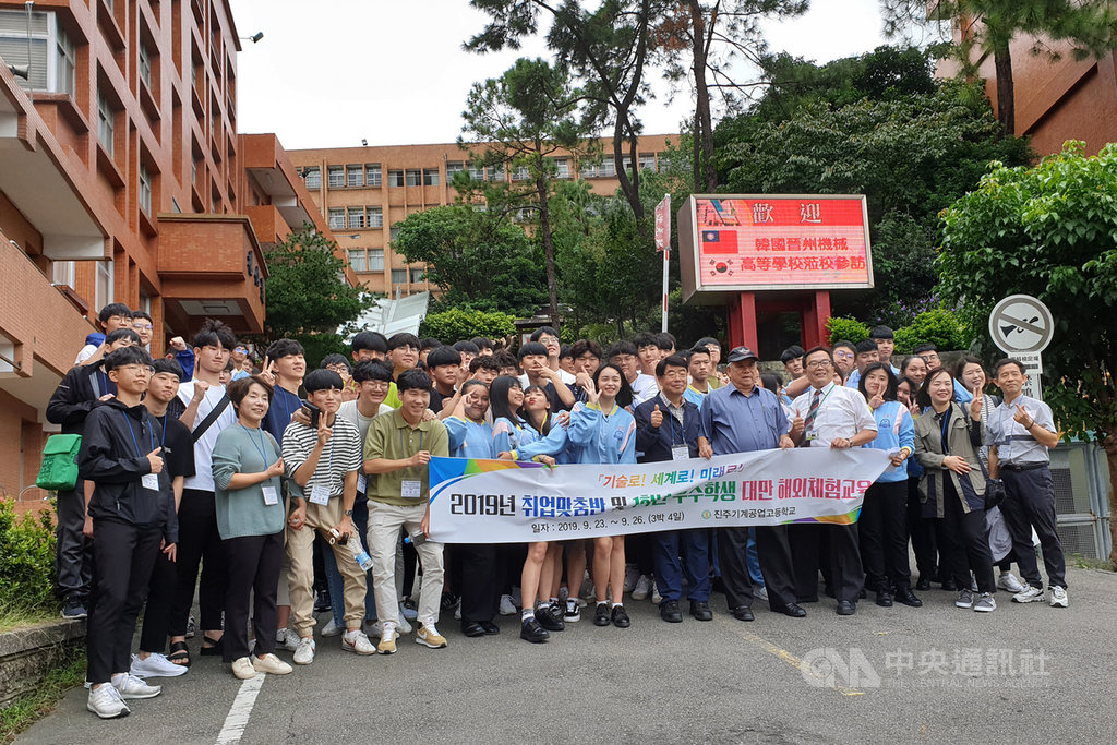 韓國晉州市晉州機械高等學校師生24日參訪桃園市光啟高中,兩校師生除進行交流、了解彼此特色外,也藉由實際體驗課程,增進彼此情誼。中央社記者吳睿騏桃園攝 108年9月24日