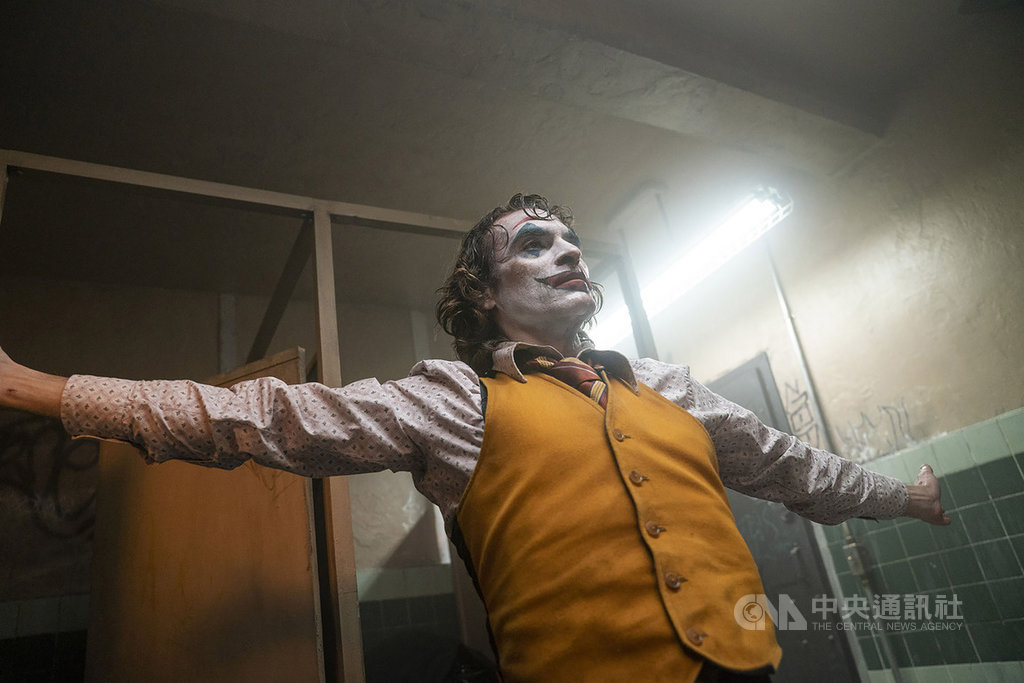 電影導演陶德.菲利普斯(Todd Phillips)執導新片「小丑」(Joker),深入刻劃人性,描述「小丑」這個經典反派角色陷入瘋狂而崛起的原因,10月3日在台上映。(華納兄弟提供)中央社記者洪健倫傳真 108年9月24日