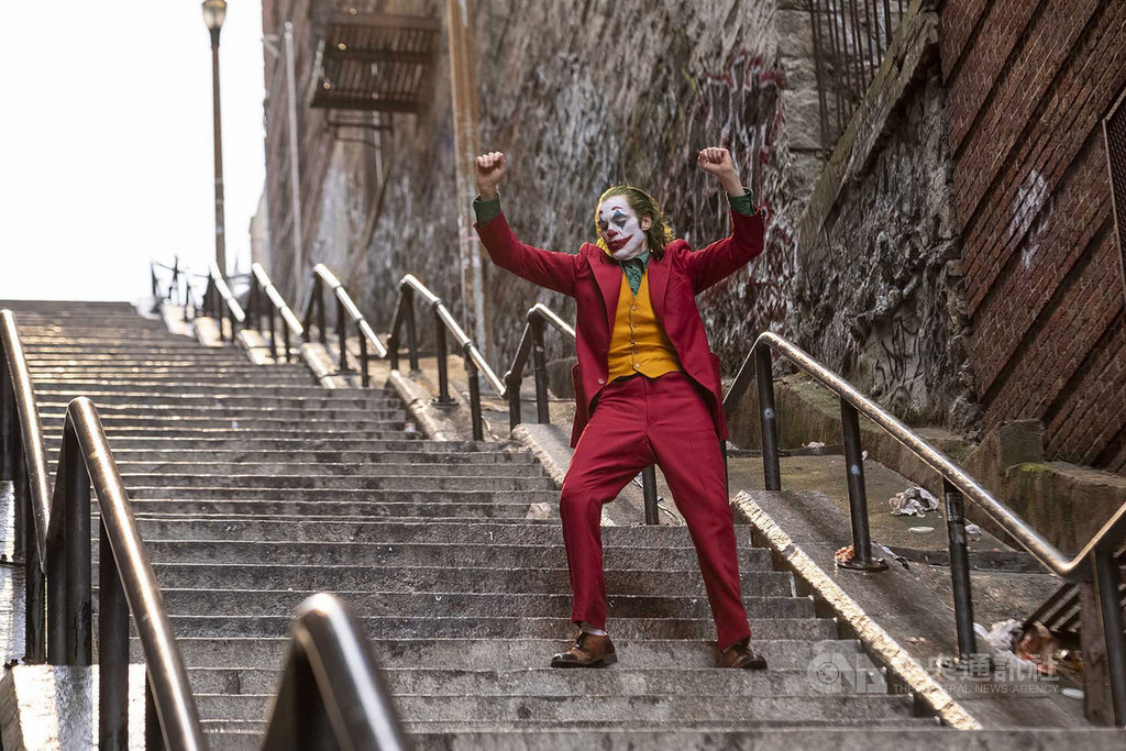 美國男星瓦昆.菲尼克斯(Joaquin Phoenix)在新片「小丑」(Joker)中,飾演英雄漫畫「蝙蝠俠」中著名瘋狂反派小丑,電影中一段又高又長的樓梯,也是全片最關鍵的場景。(華納兄弟提供)中央社記者洪健倫傳真 108年9月24日