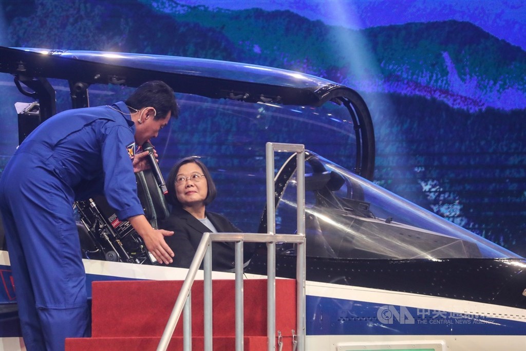 國機國造、首架新式高教機24日正式出廠,總統蔡英文(右)在漢翔沙鹿廠區,出席「空軍新式高教機出廠典禮」,並登機聽取解說。中央社記者吳家昇攝 108年9月24日