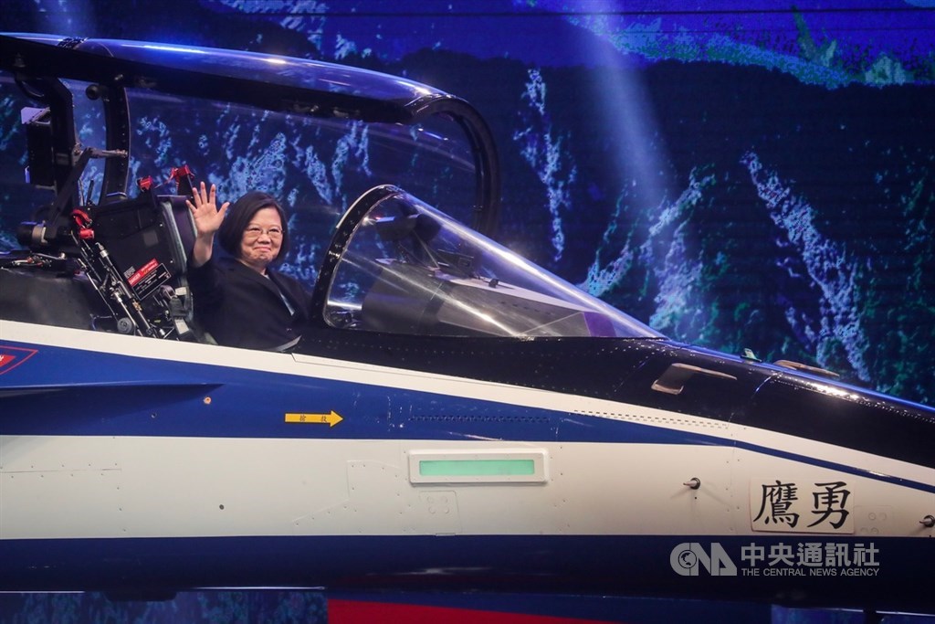 總統蔡英文(圖)24日在台中漢翔沙鹿廠區,出席「空軍新式高教機出廠典禮」,蔡總統登上新機視察,並揮手致意。中央社記者吳家昇攝 108年9月24日