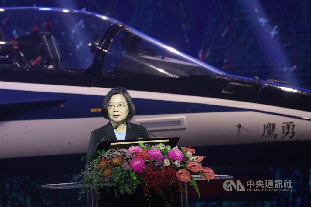 總統蔡英文(圖)24日在台中漢翔沙鹿廠區,出席「空軍新式高教機出廠典禮」,並上台致詞。中央社記者吳家昇攝 108年9月24日