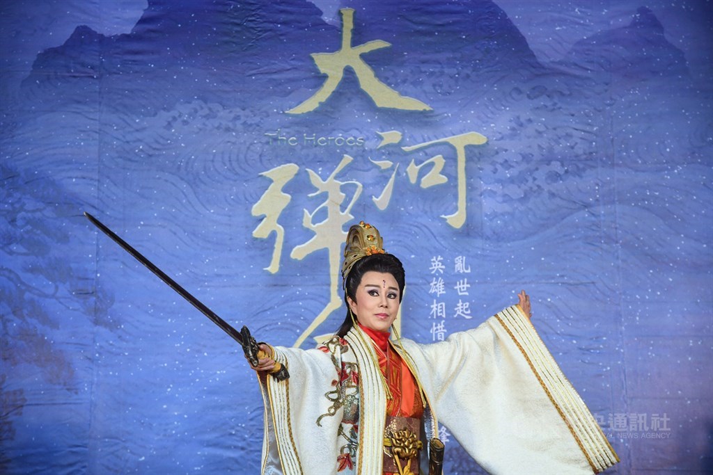 明華園創團90週年大作「大河彈劍」11月將在台北國家戲劇院演出,由當家「無敵小生」孫翠鳳領銜主演,24日孫翠鳳身著戲服出席記者會,為演出宣傳造勢。中央社記者王飛華攝 108年9月24日
