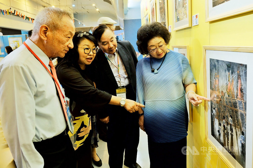 教育部、交通部與免稅店業者攜手打造「世界兒童畫展–讓我們童在藝起」桃園機場特展,除展出國內特優作品外,更有來自104個國家,共116件原創作品展出,教育部次長范巽綠(右)24日出席開幕活動,並參觀展覽。中央社記者吳睿騏桃園機場攝 108年9月24日