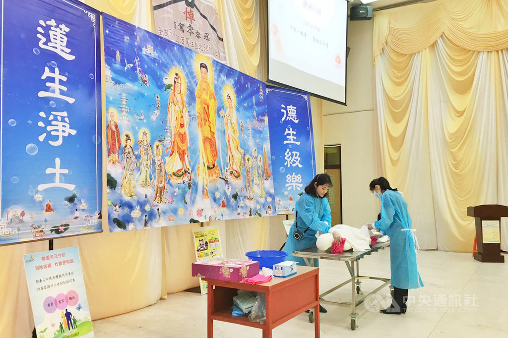 桃園監理站24日協同桃園市警察局交通警察大隊,將酒駕再犯專班道安講習課程移師到桃園殯儀館舉辦,透過觀看禮儀社服務人員講解大體洗穿課程,提醒酒駕者尊重生命,莫害人害己。(桃園監理站提供)中央社記者吳睿騏桃園傳真 108年9月24日