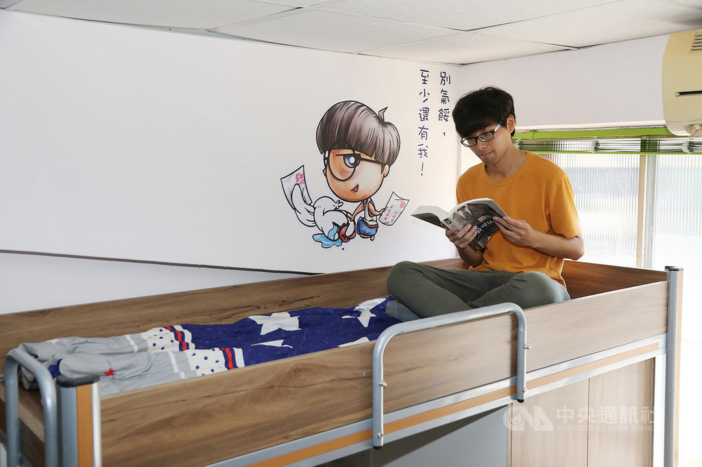 國立中興大學改造的第4棟男生宿舍,主打文青風,原創插畫貼圖穿梭在寢室、公共空間,為住宿生活增添趣味。(國立中興大學提供)中央社記者趙麗妍傳真 108年9月24日