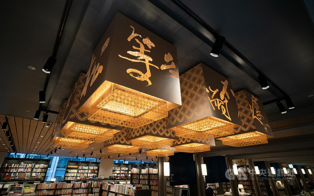 誠品生活日本橋店內裝置獨特九宮燈,邀請藝術家董陽孜以漢字演繹日本俳句名家松尾芭蕉作品。(誠品提供)中央社記者江明晏傳真 108年9月24日